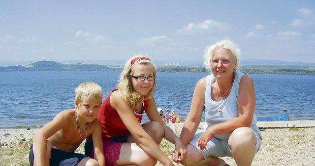Paní Eva Černá z Kadaně s vnučkou Darinkou a vnukem Markem jsou tady už poněkolikáté a užívají si hlavně vlny na vodě a minigolf