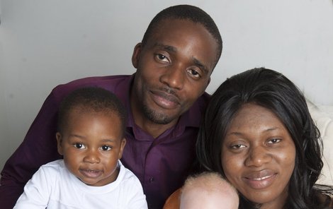 Netradiční rodinka – malý Daniel s černými rodiči a bráškou