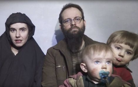 Rodina na videu od únosců.