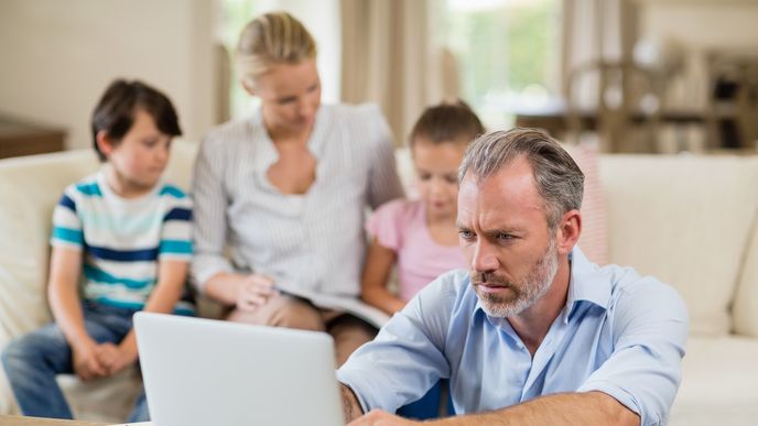 Sněmovna schválila odklad výplaty superdávky dosavadním příjemcům podpor. Sněmovna schválila odklad výplaty superdávky dosavadním příjemcům podpor.