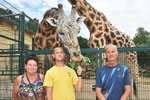 Rodina Weberů u žiraf v plzeňské zoo. Maminka Růžena (63), syn Tomáš (33) a táta Tomáš (63).