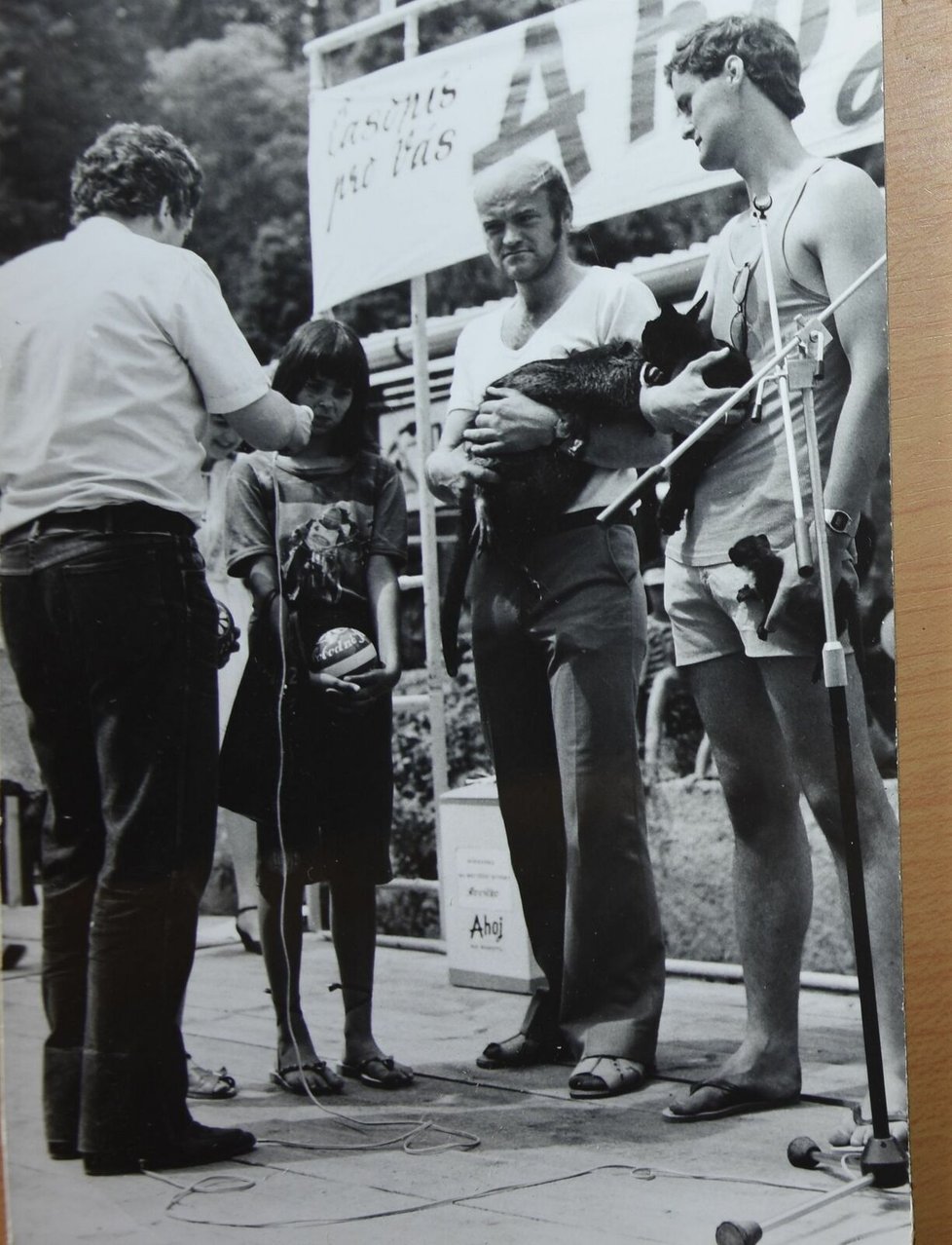 Rok 1981: Tomáš (vpravo) drží v náručí kůzle při oslavách Dně dětí.