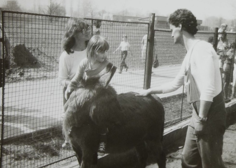 Rok 1983: Tomáš u poníka s dítětem a kolegyní se střední školy, která také šla procovat do zoo.