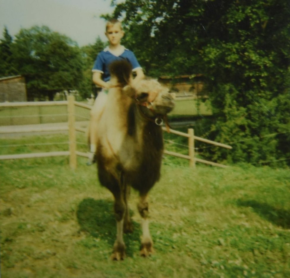Rok 1998: Syn Tomáš jako malý kluk na velbloudu.