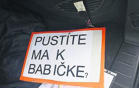 Takové transparenty nesli Češi a Slováci na demonstraci.