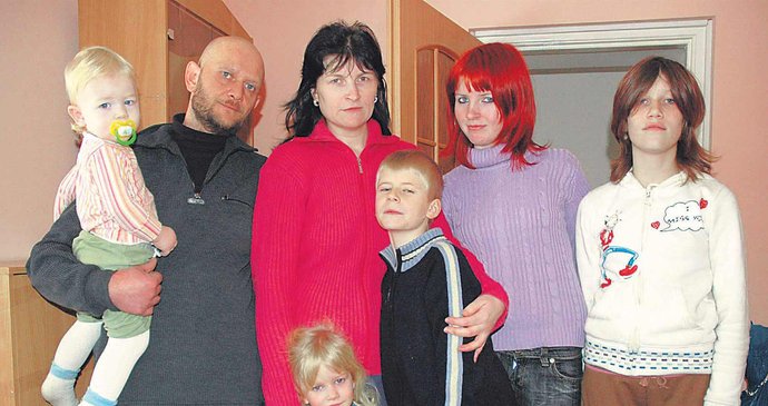 Vladimíra (32) pochází ze šesti dětí a přáli si s manželem Hynkem (39) velkou rodinu. To se jim podařilo. Mají zleva Jaromíra (1), Elišku (4), Hynka (8), Vlaďku (16) a Anežku (12).