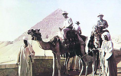 Nebyla by to návštěva Egypta, kdyby se u pyramid nesvezli na velbloudech.