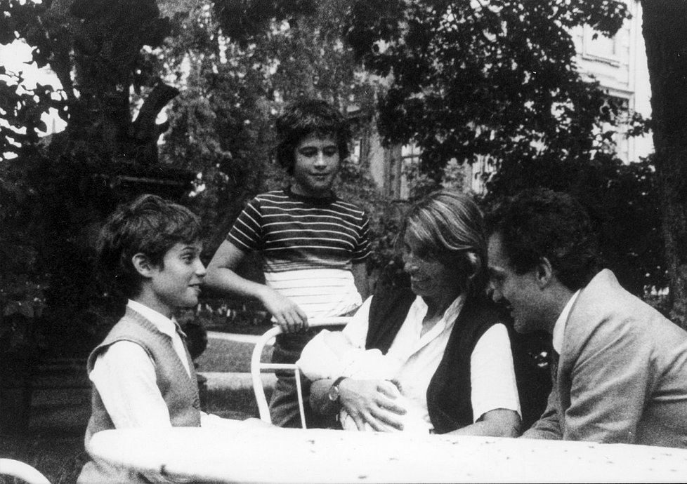 Karel Schwarzenberg na archivnéím snímku spolu s manželkou Therese a jejich dětmi: Miminkem Karlem Filipem, nejstarším synem Janem a dcerou Annou Karolínou