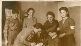 Miloš Zeman při očkování ve škole