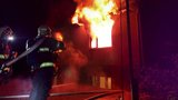 Noční požár rodinného domu v Praze: Z ohnivého pekla evakuovali tři osoby, hasiči vyhlásili druhý stupeň poplachu