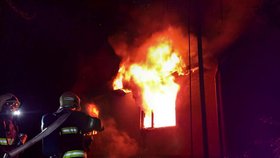 Pražští hasiči zasahovali v noci ze soboty na neděli u požáru rodinného domu. (28. května 2022)