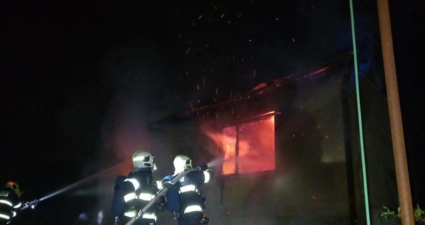Pražští hasiči zasahovali v noci ze soboty na neděli u požáru rodinného domu. (28. května 2022)