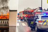 Rozsáhlý požár rodinného domku v Prostějově: Na místě byl jeden zraněný