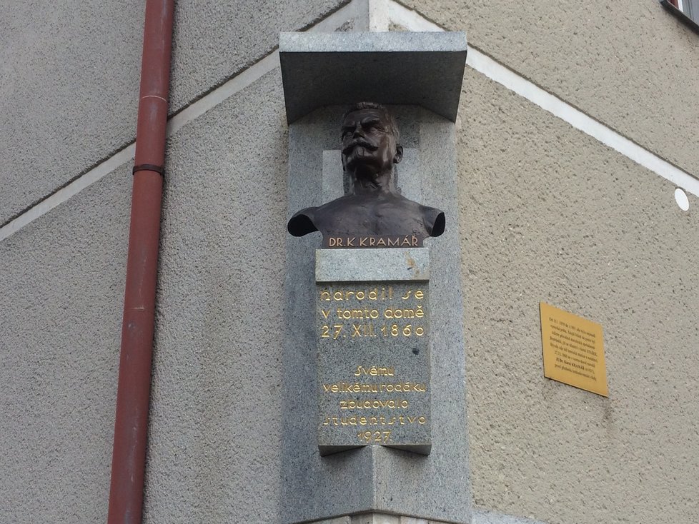 V tomto domě ve Vysokém nad Jizerou se narodil Karel Kramář - první československý premiér. Dům se nyní nachází symbolicky na náměstí Karla Kramáře.