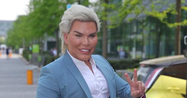 Rodrigo Alves přiletěl do Prahy kvůli vylepšení svého obličeje.