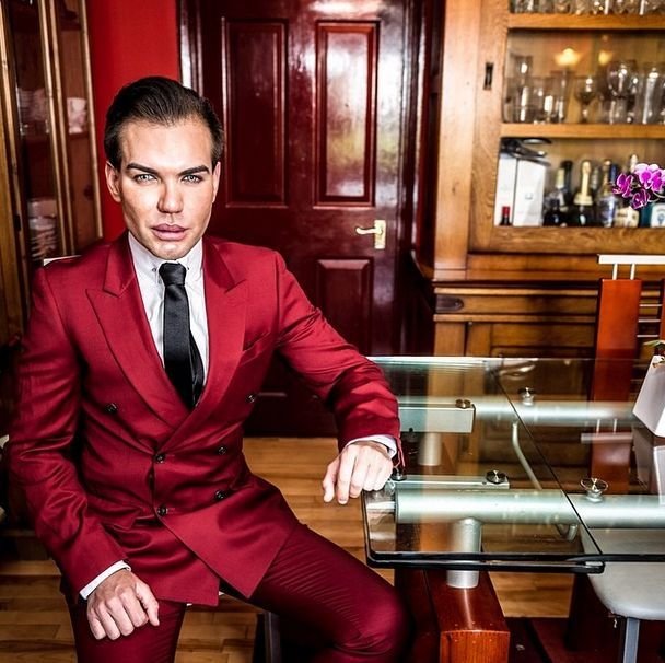 Po dvanácti operacích vypadá Rodrigo Alves jako obživlý plastový panák, ale přesto není se svým vzhledem stále spokojený.