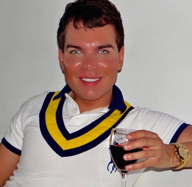 &#34;Živý Ken&#34; Rodrigo Alves