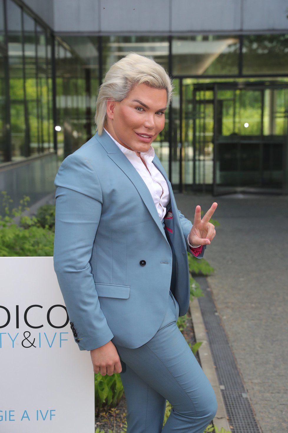 Rodrigo Alves přiletěl do Prahy kvůli vylepšení svého obličeje.