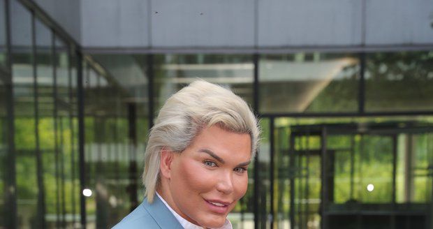 Rodrigo Alves přiletěl do Prahy kvůli vylepšení svého obličeje.