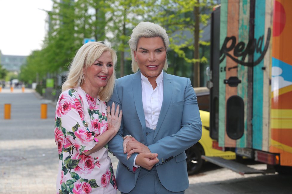 Rodrigo Alves přiletěl do Prahy kvůli vylepšení svého obličeje.