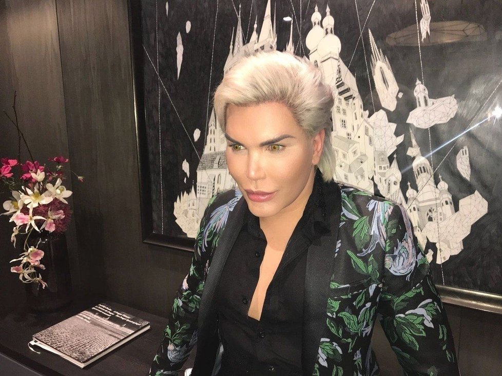 Plastikový Ken Rodrigo Alves je v Praze.