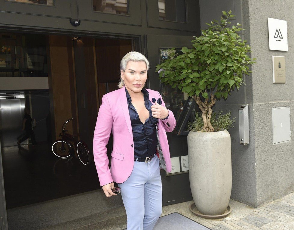 Plastikový Ken Rodrigo Alves je v Praze