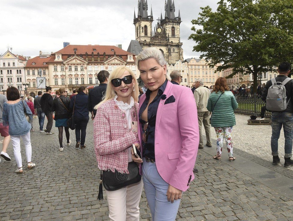 Plastikový Ken Rodrigo Alves v Praze