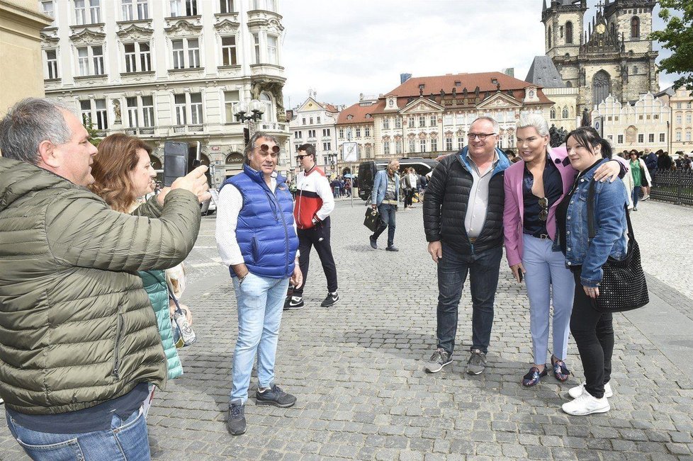 Plastikový Ken Rodrigo Alves je v Praze