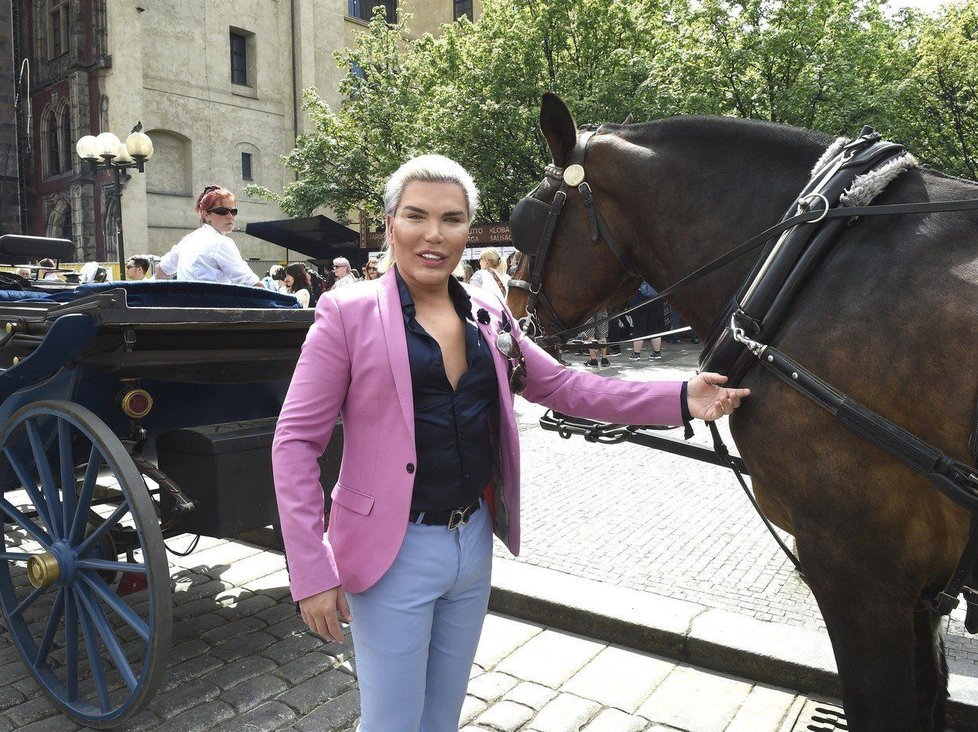 Plastikový Ken Rodrigo Alves v Praze