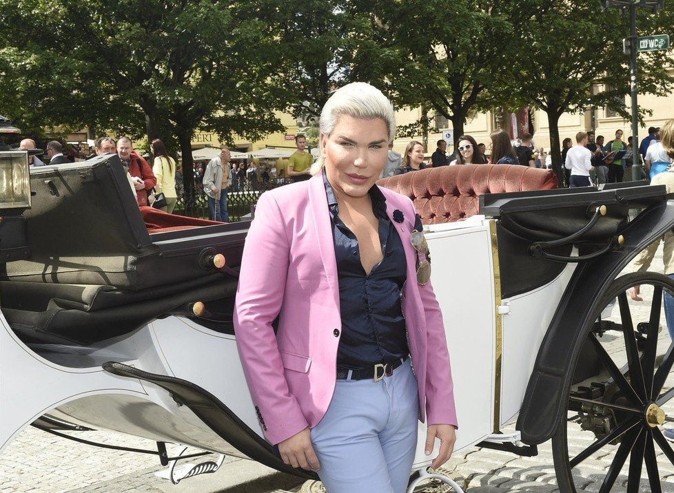 Plastikový Ken Rodrigo Alves je v Praze