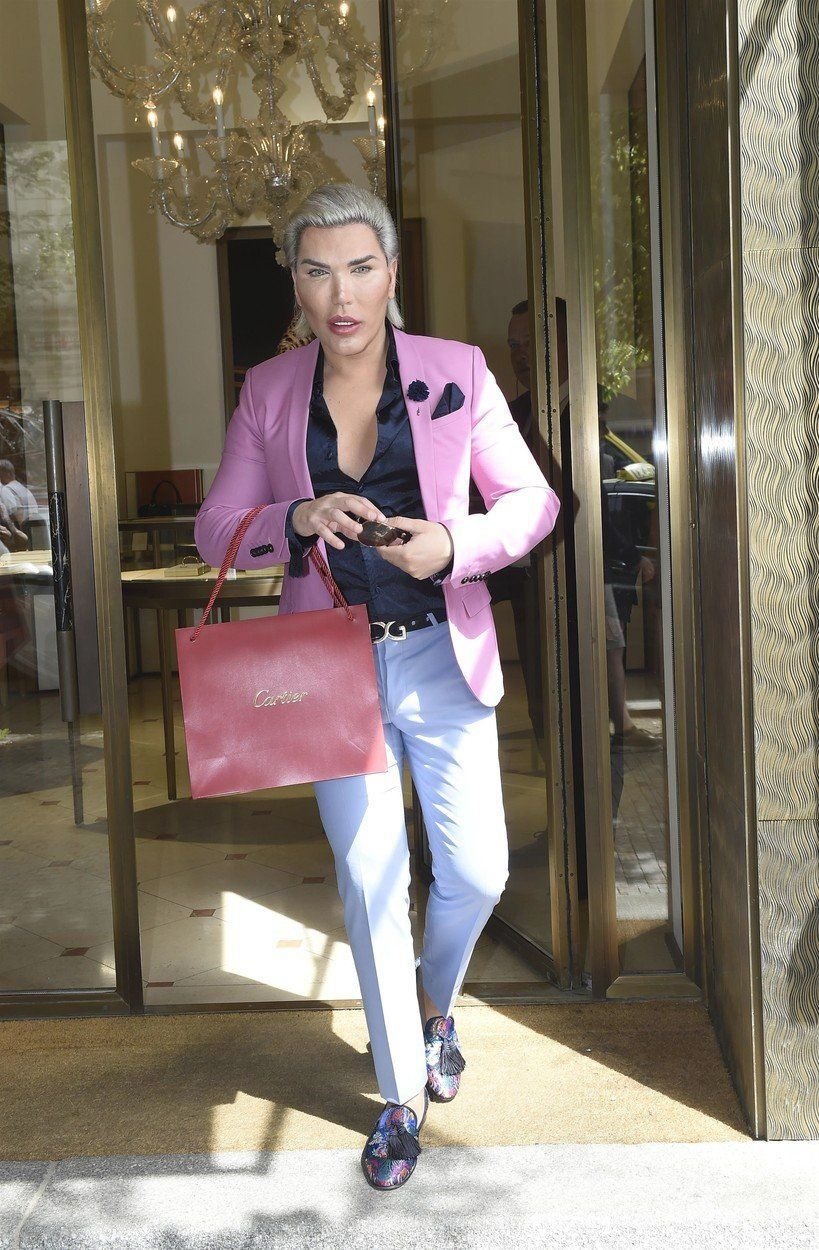 Plastikový Ken Rodrigo Alves v Praze