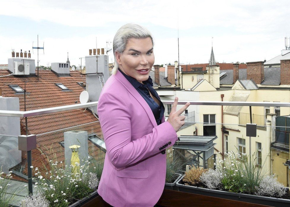 Plastikový Ken Rodrigo Alves je v Praze.