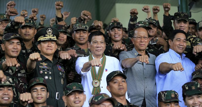 Duterte s vojáky filipínské armády