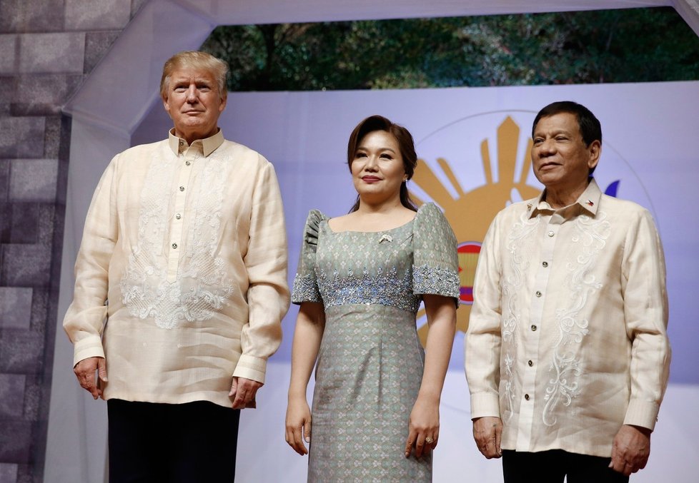 Prezident Filipín Duterte s manželkou Honeylet  a Donaldem Trumpem