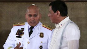 Filipínský prezident Rodrigo Duterte (vpravo) a policejní šéf Ronald Dela Rosa (vlevo)