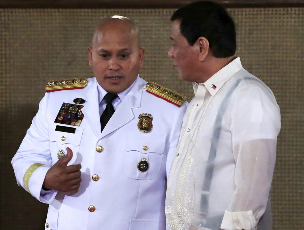 Filipínský prezident Rodrigo Duterte (vpravo) a policejní šéf Ronald Dela Rosa (vlevo)