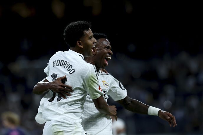 Rodrygo (vlevo) se raduje z gólu v barvách Realu Madrid Rodrygo (vlevo) se raduje z gólu v barvách Realu Madrid