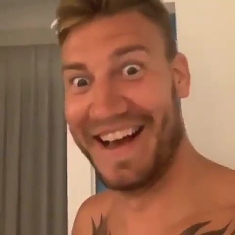 Philine Roepstorffová se pořádně odvázala. A její partner Nicolas Bendtner si to se zájmem natáčel.