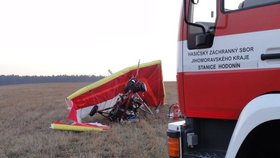 Na Liberecku se zřítil rogalista: Senior (82) byl letecky transportován do nemocnice (ilustrační foto)