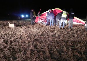 Pilot rogala se zřítil do pole u Mutěnic podle svědků z výšky 30 metrů. Vážným zraněním na místě podlehl