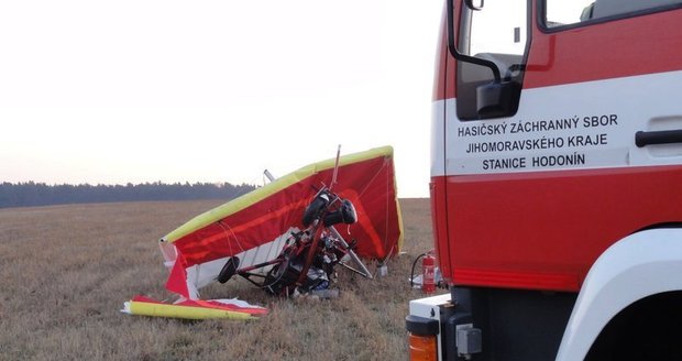 Na Liberecku se zřítil rogalista: Senior (82) byl letecky transportován do nemocnice (ilustrační foto)