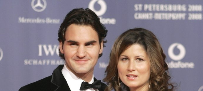 Na snímke. z 18. februára 2008 švajčiarsky tenista Roger Federer s priateľkou Monikou Vavrinecovou prichádzajú na udeľovanie športových cien Laureus World Sports Awards v Petrohrade.
