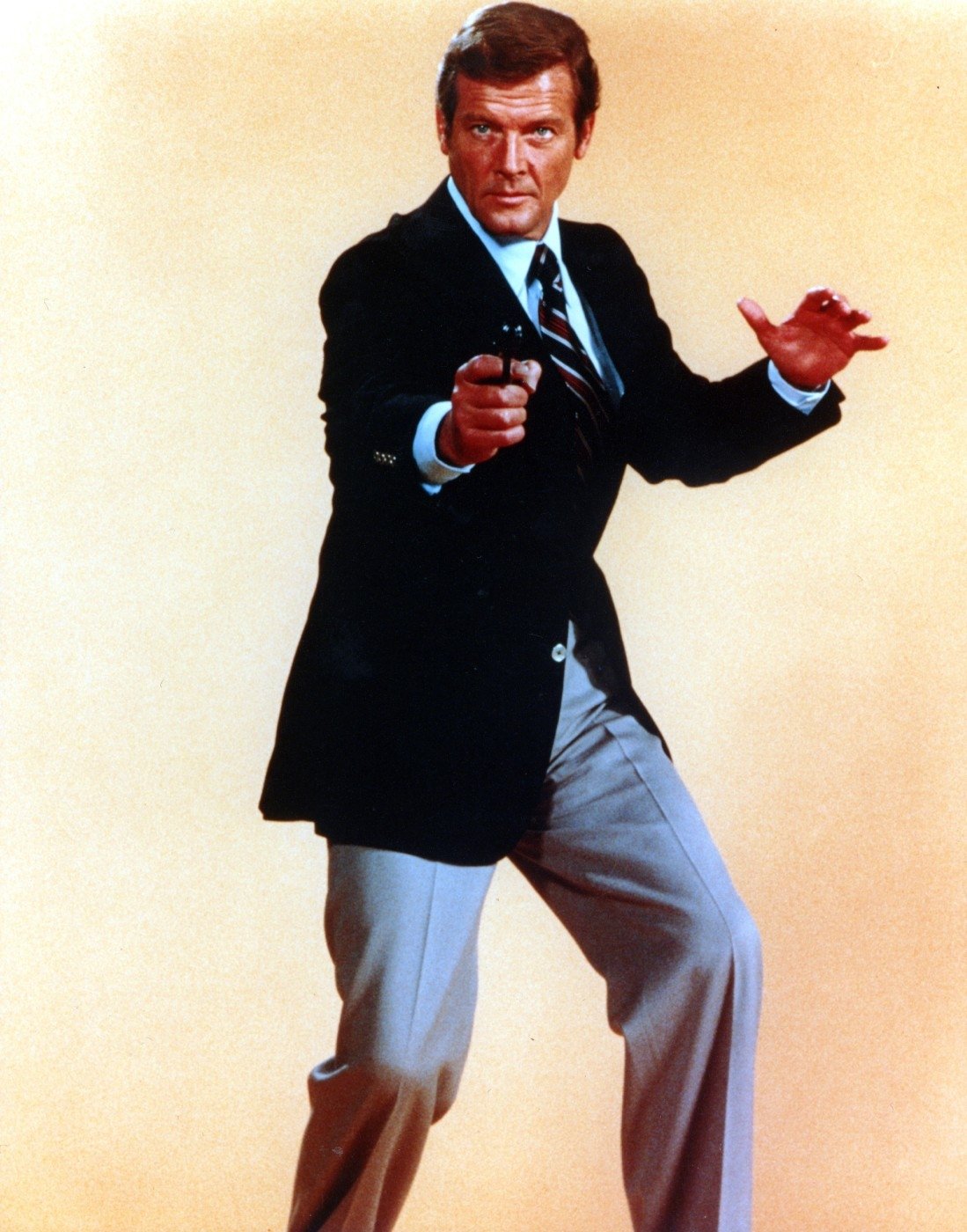 Roger Moore jako James Bond.