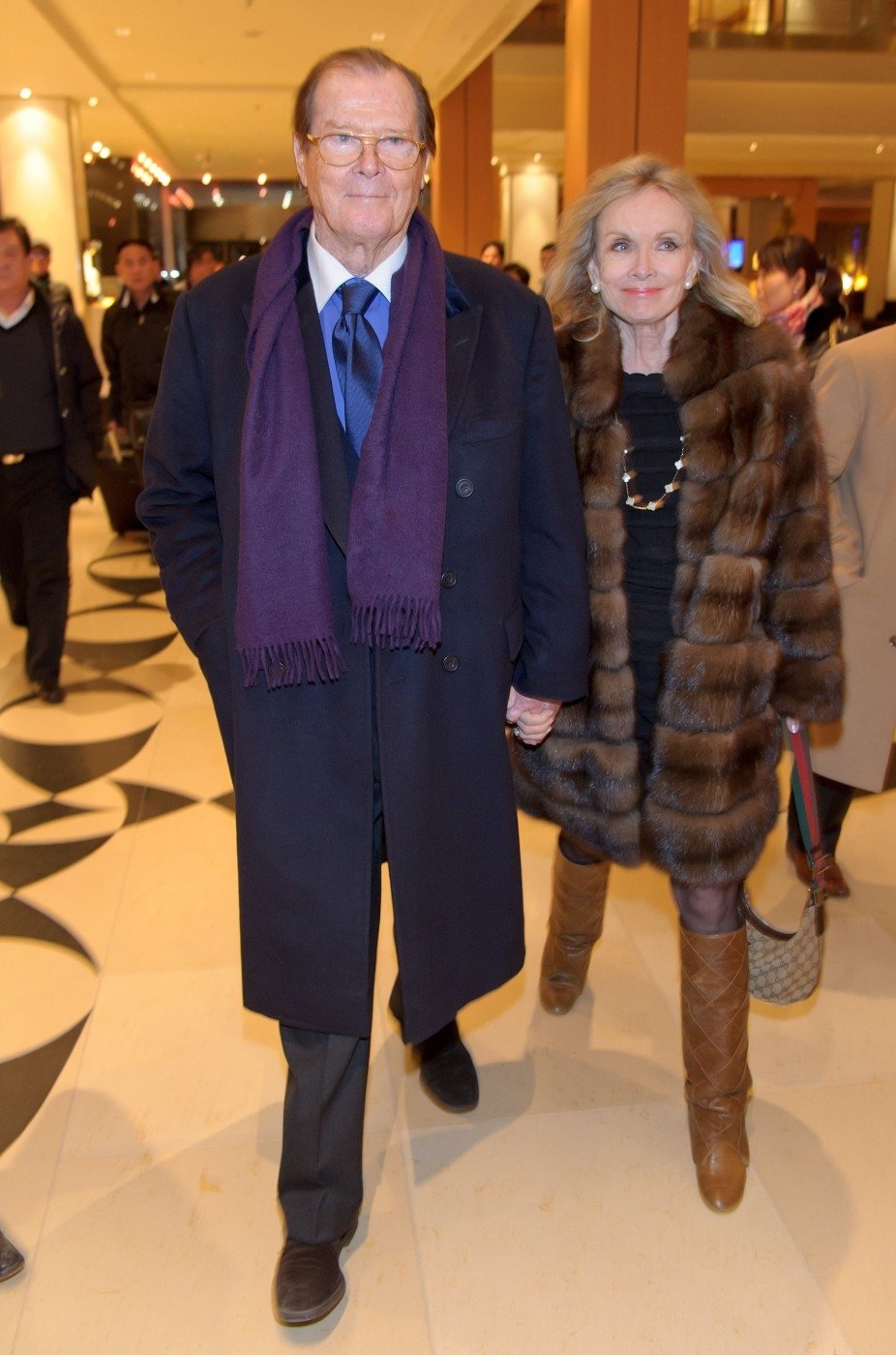 Roger Moore s manželkou Kristinou při příjezdu