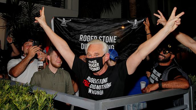 Roger Stone před svým domem ve Fort Lauderdale v masce s nápisem Svobodný Roger Stone.