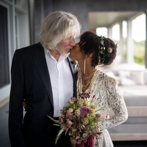 Roger Waters , frontman legendární kapely Pink Floyd, ve čtvrtek oznámil, že se oženil s Kamilah Chavisovou. 