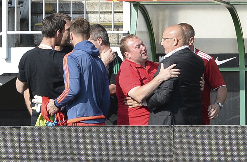Sportovní manažer Příbrami Roman Rogoz se objímá s prezidentem klubu Jaroslavem Starkou