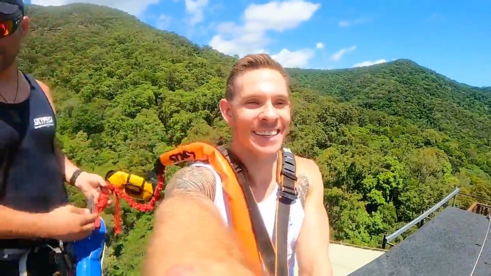 Australan Rohan Sills po pracovním úrazu skončil na invalidním vozíků. Navzdory tomu skočil bungee jumping!