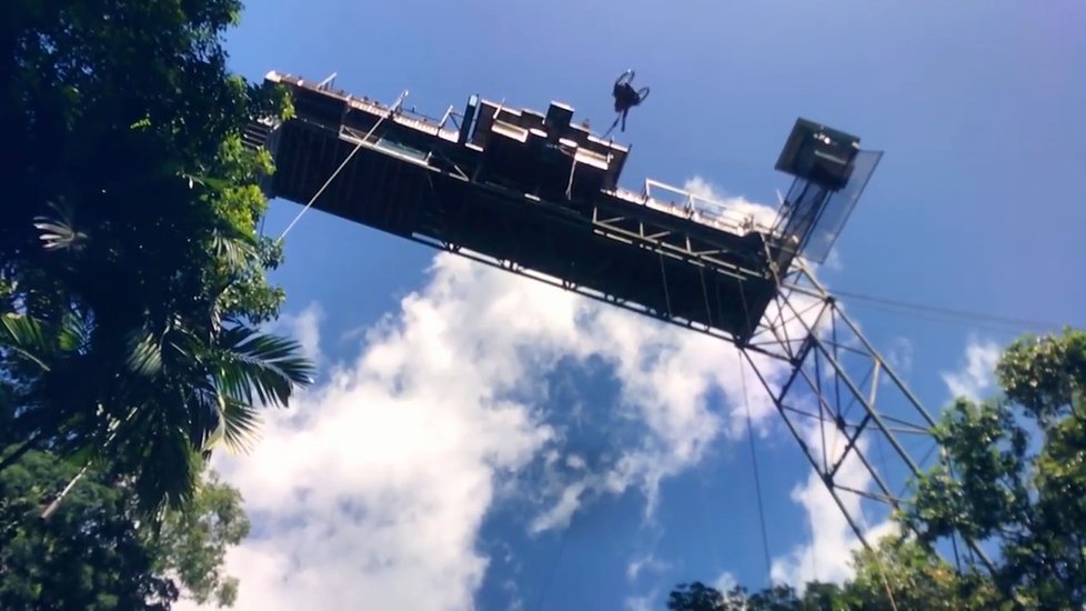 Australan Rohan Sills po pracovním úrazu skončil na invalidním vozíků. Navzdory tomu skočil bungee jumping!