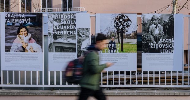 Výstava na Rohanském ostrově provede známými místy i zapadlými zákoutími a zprostředkovává přírodní, kulturní i uměleckou barvitost oblasti.